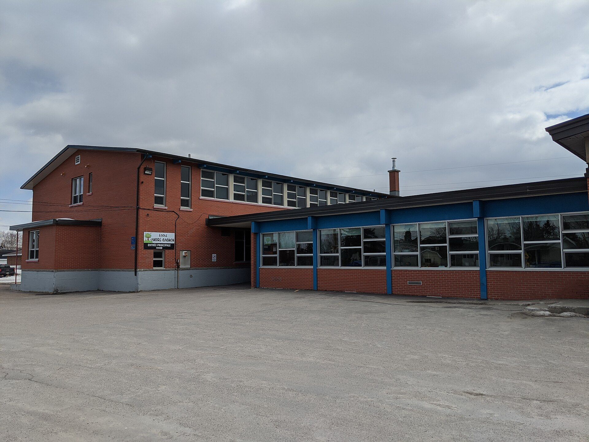 A one-storey brick elementary school in Chicoutimi, Quebec.