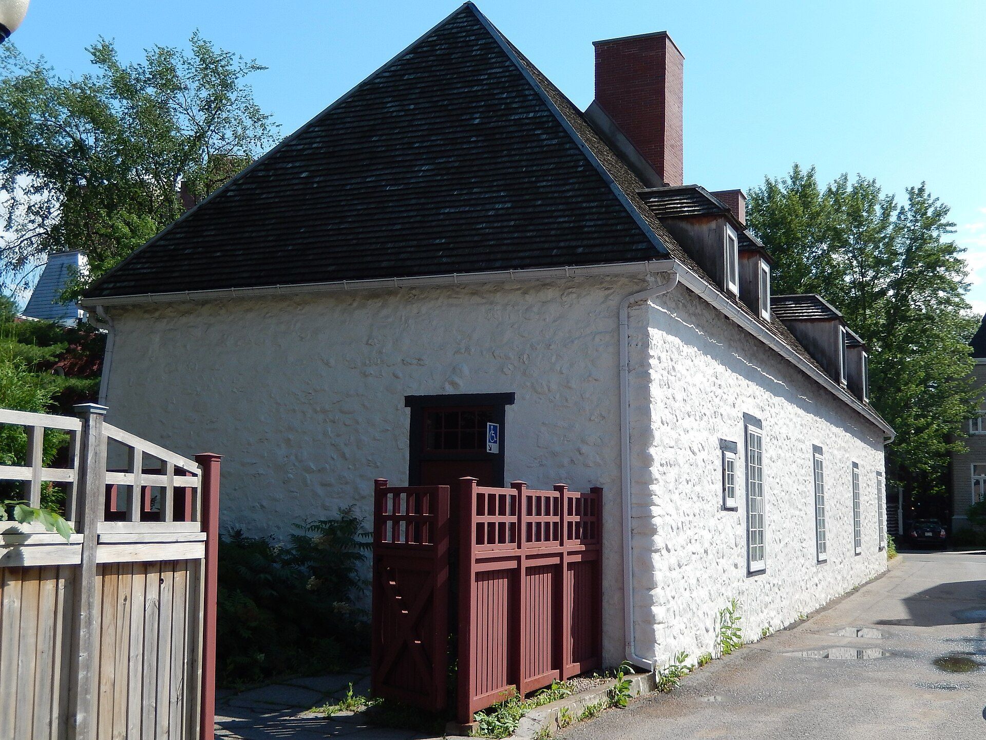 Manoir Boucher-De Niverville, a whitewashed stone house with a steep roof, in Trois-Rivières, Quebec.